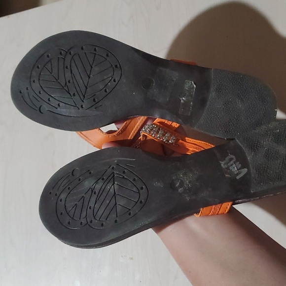 Red Circle 7.5 blinged out sandals orange t strap adorned with rhinestones - Picture 5 of 7